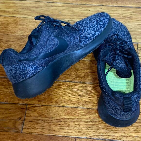 NIKE ROSHE Gray Print Sneakers - Picture 13 of 16